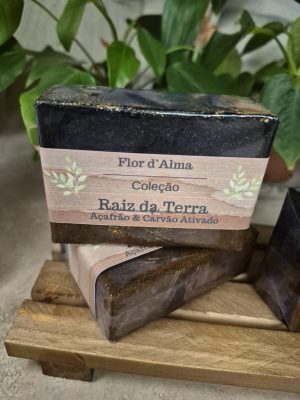 Sabonete Artesanal de Açafrão & Carvão Ativado