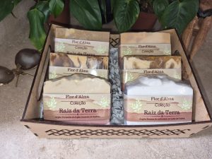 Caixa com 6 sabonetes artesanais Raiz da Terra